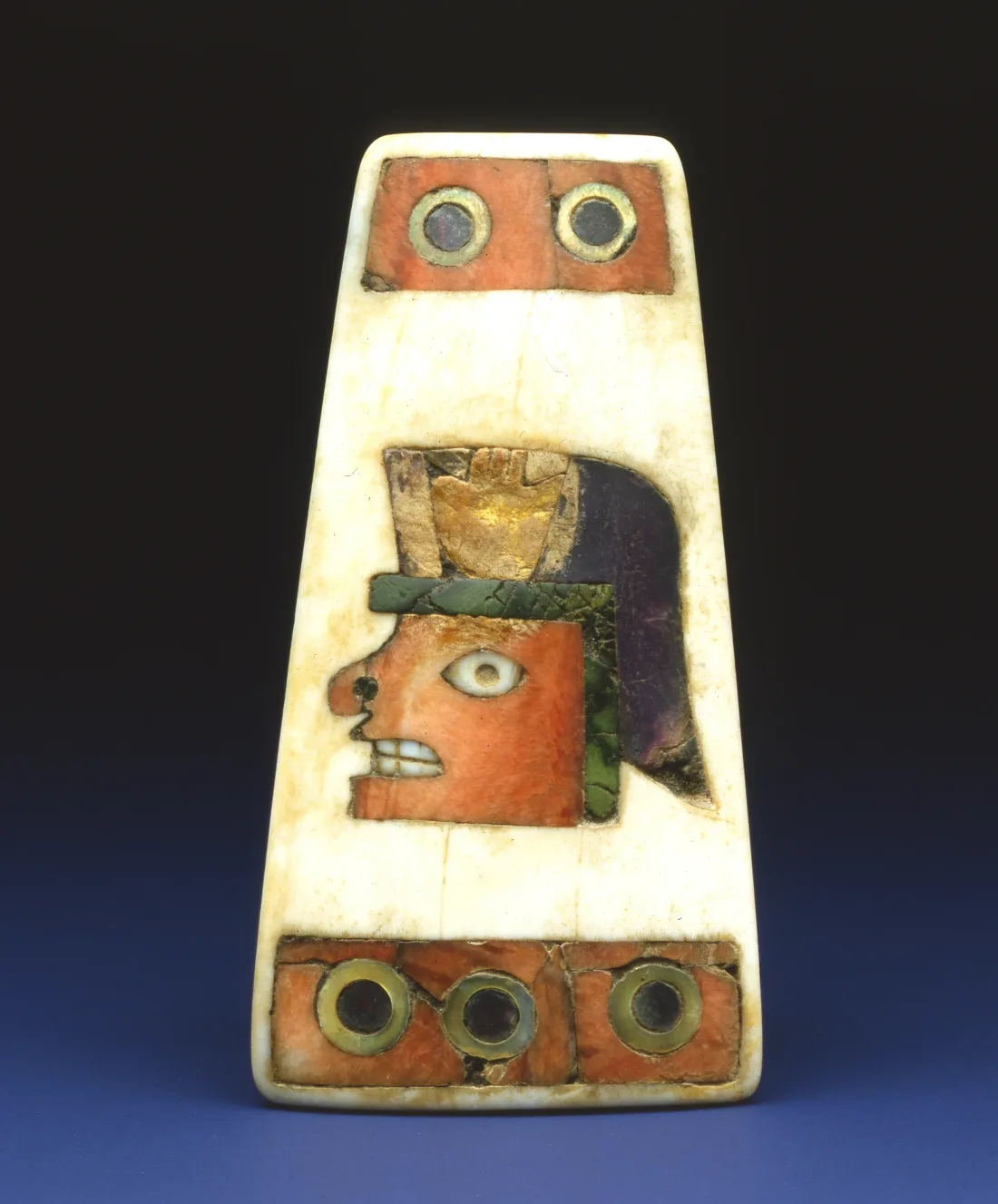 Pendant with a human face made of seashells, stone and gold