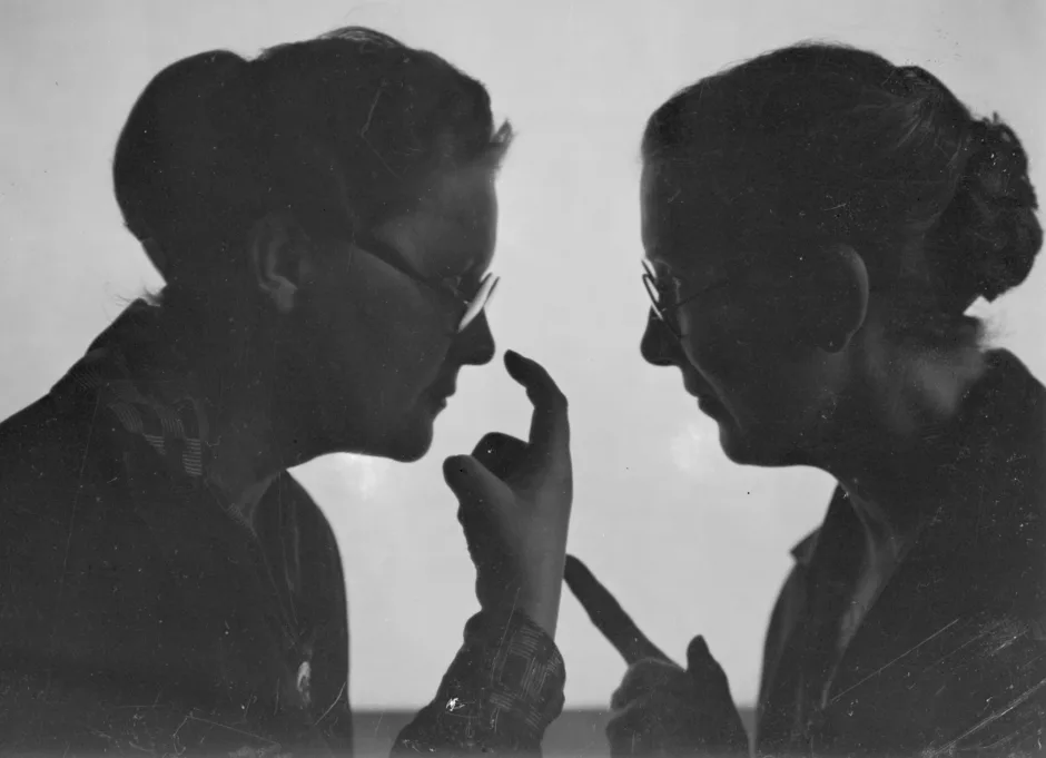 Zwei Frauen, Gespräch, Gesten, s/w Fotografie
