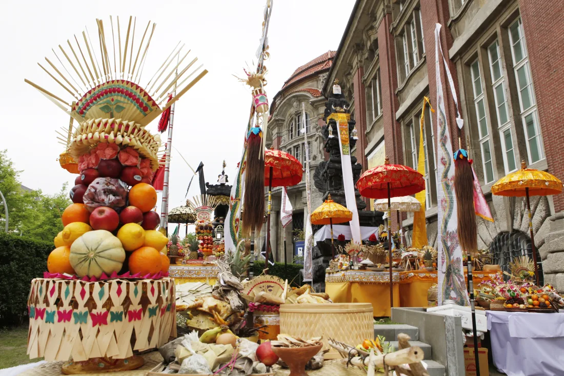 Tempelfest vor dem Museum, Lebensmittel, Dekoration, Schirme, Gebäude, Pura Sangga Bhuwana, Säule des Kosmos, Tempel des Hindu Dharma