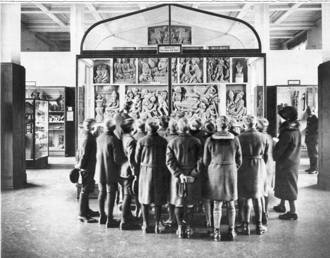 Gruppe von Kindern, Ausstellungsvitrine, Indonesien-Ausstellungssaal, s/w Fotografie