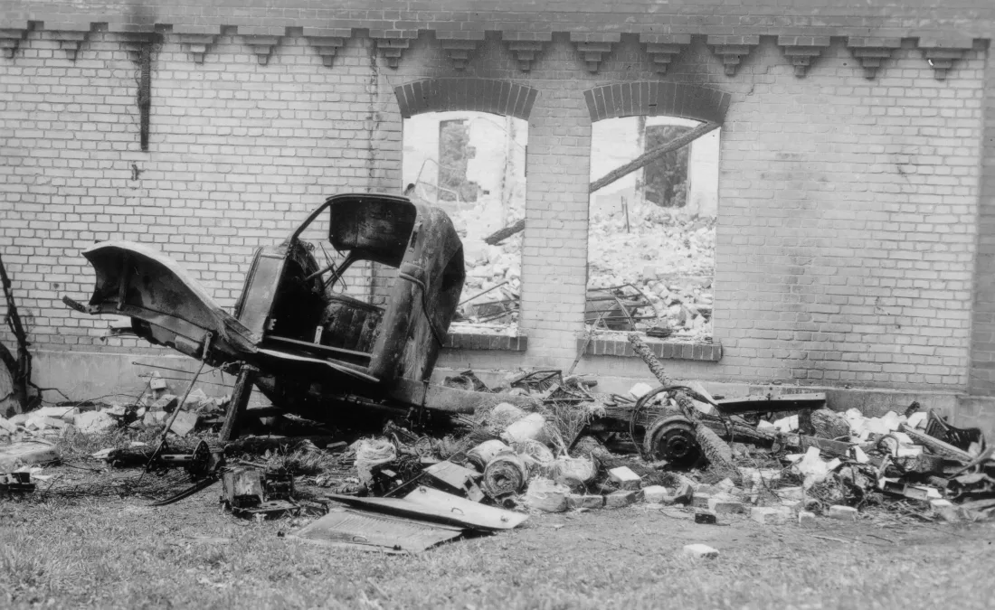 Kriegszerstörung, Gebäude, Reste eines Fahrzeugs, Schutt, s/w Fotografie