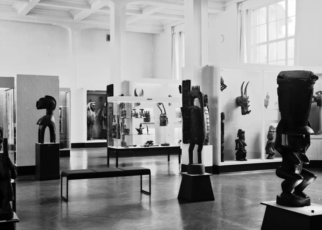 Ausstellungssaal, Vitrinen, Kunst aus Westafrika, s/w Fotografie