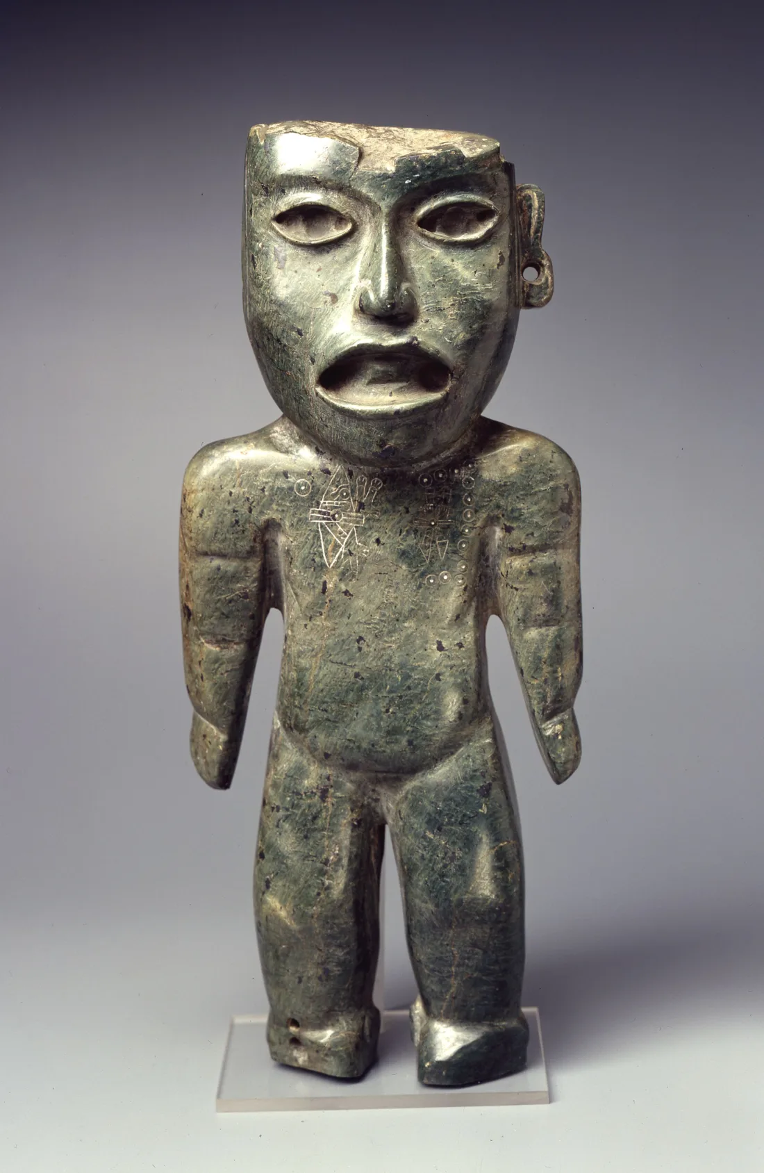Steinfigur mit eingeritzten Glyphen