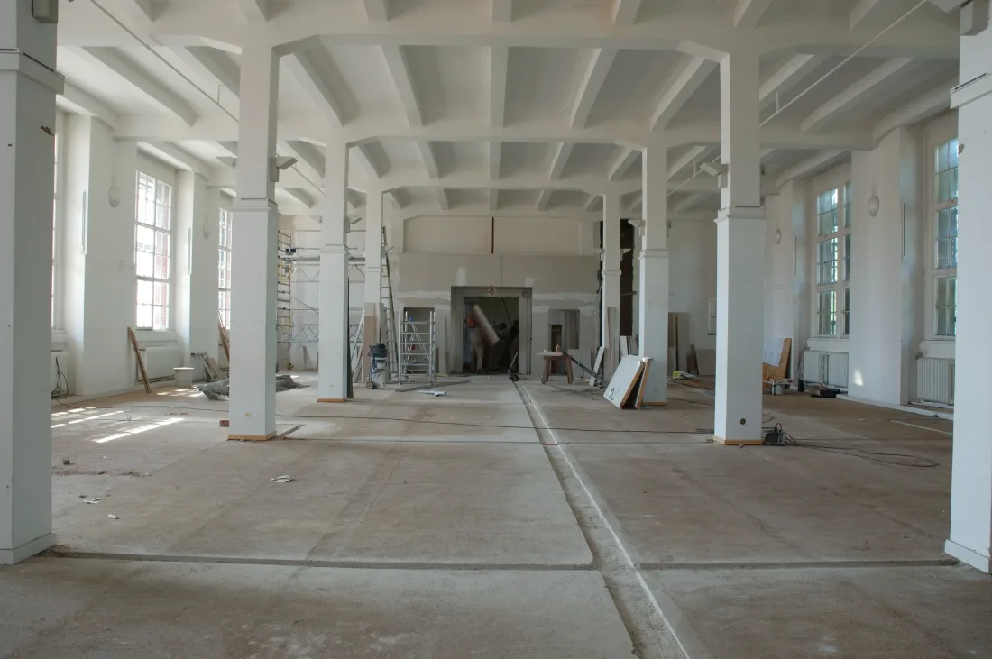 Ausstellungsraum, Handwerker, Leitern, Farbfotografie