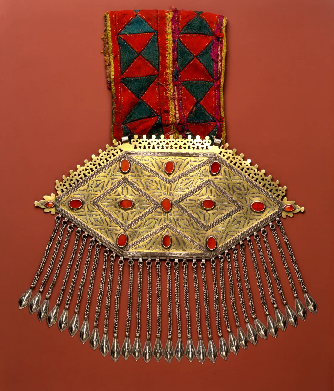 Brustanhänger, Silber, vergoldet, Textilband