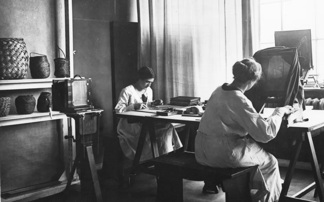 Ansicht der Lichtbildnerei, Fotografinnen bei der Arbeit, s/w Fotografie