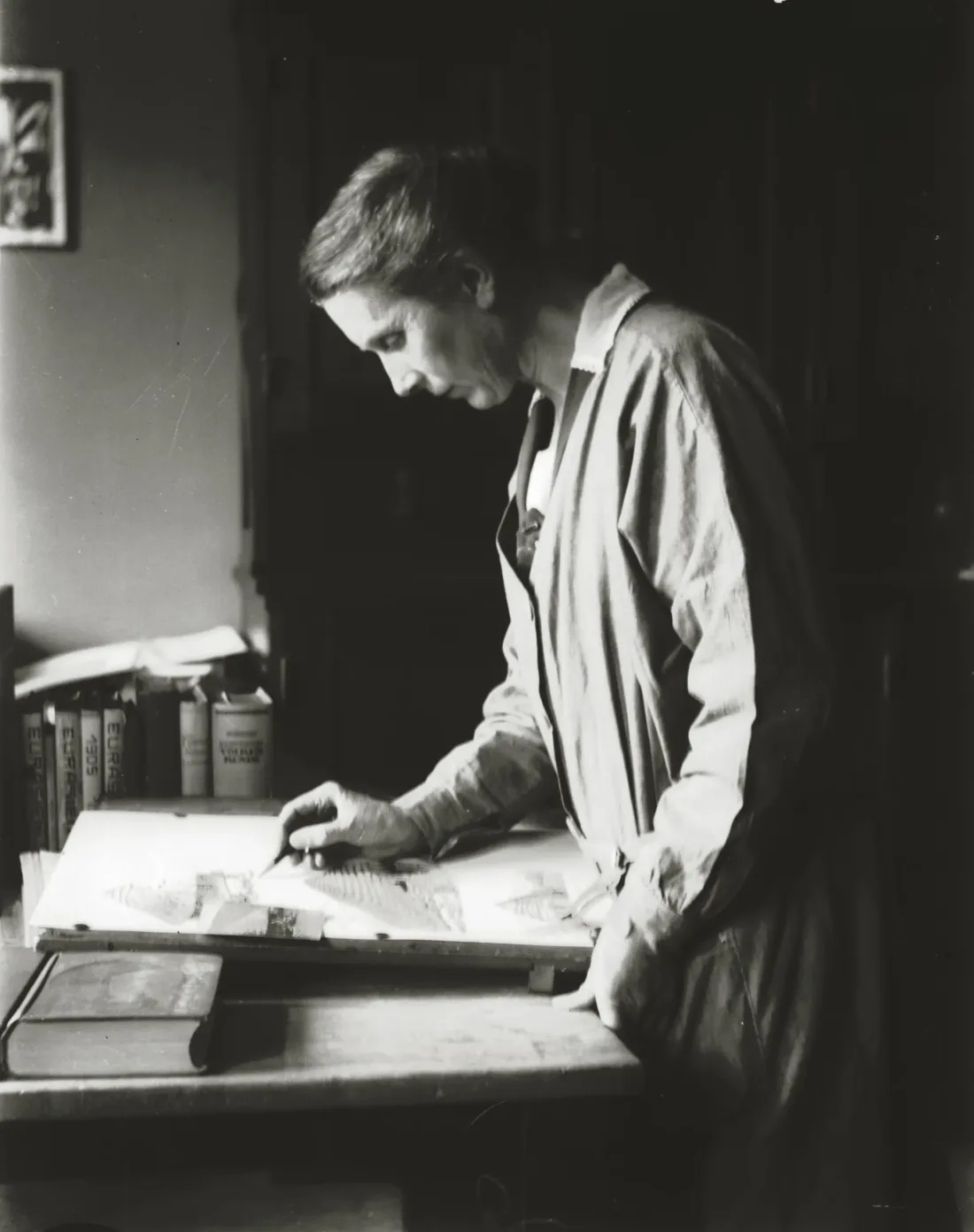 Frau beim Zeichnen, Raum, Arbeitstisch, Bücher, s/w Fotografie