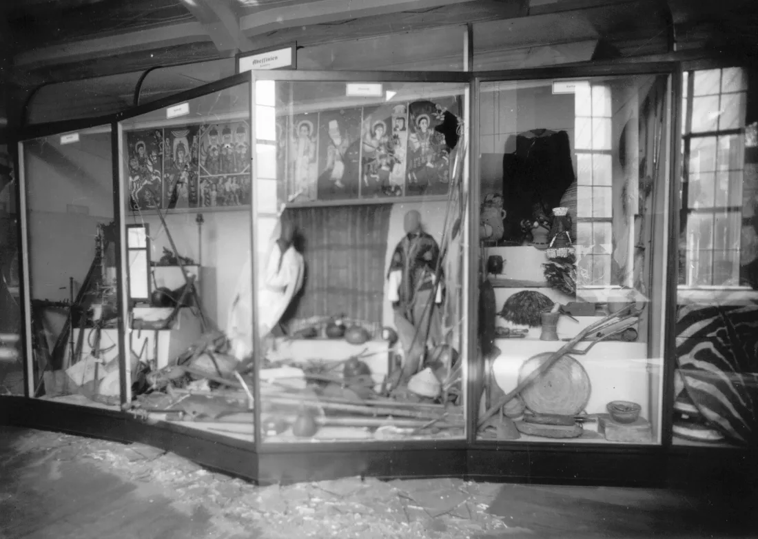 Vitrine, Sammlungsobjekte, Südostasien-Abteilung, Kriegszerstörung, s/w Fotografie