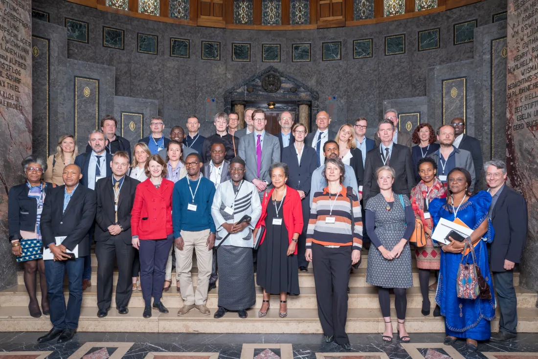 Gruppenbild, Personen im Foyer, Auftaktgespräch zum Umgang mit kolonialem Erbe und kultureller Zusammenarbeit