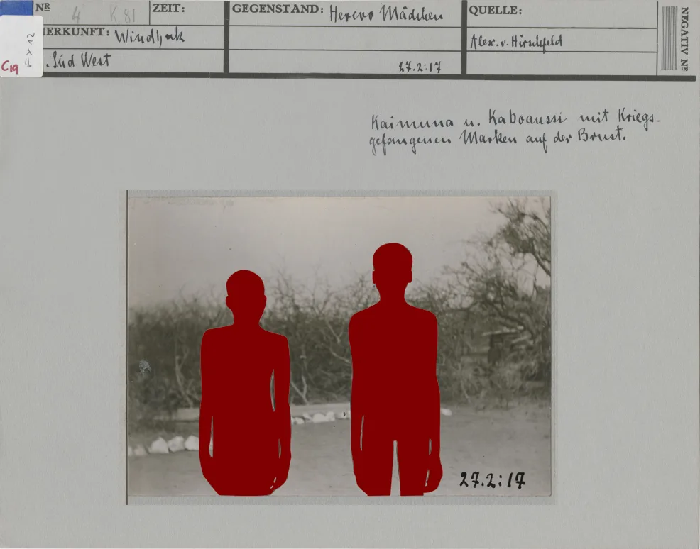 Historische Ikonokarte, künstlerisch bearbeitet von Vitjitua Ndjiharine, s/w Fotografie, Landschaft, zwei Menschen