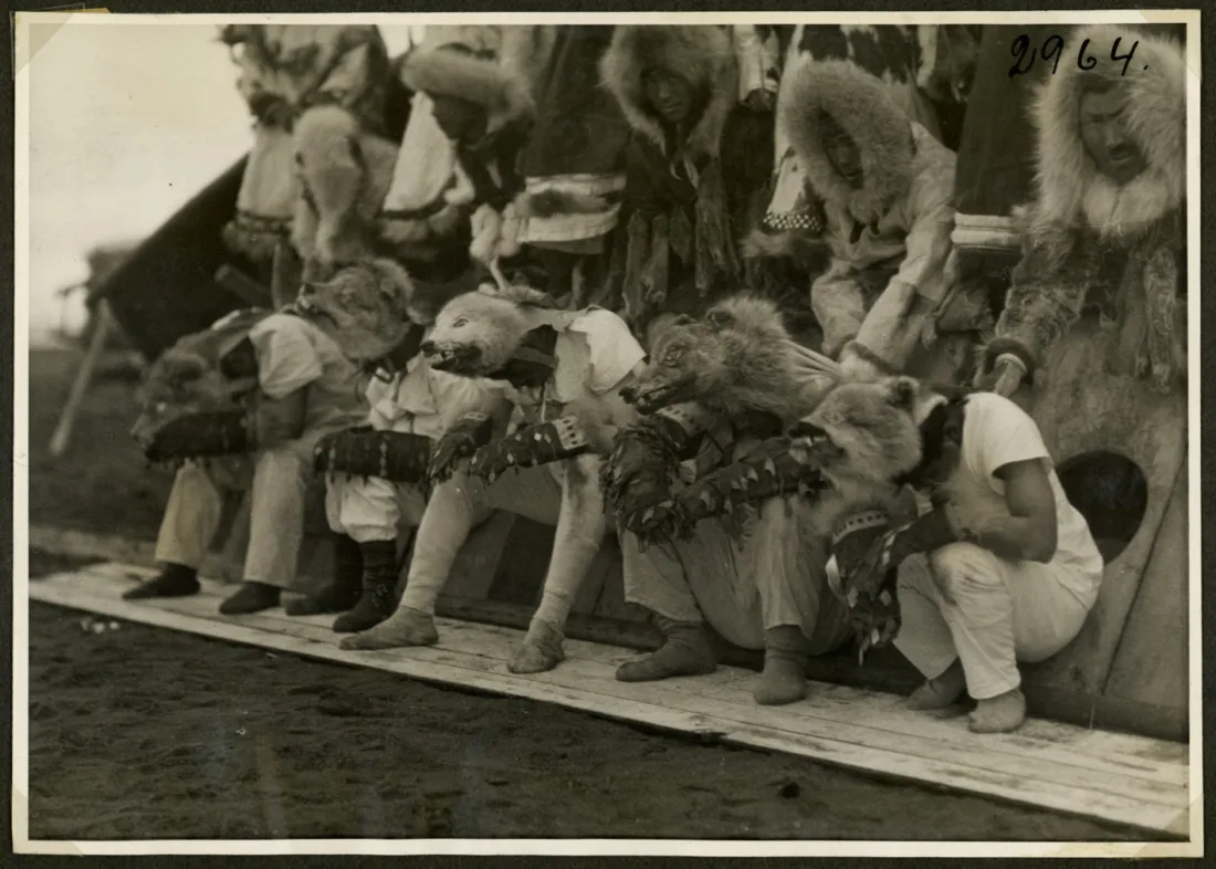 Maskenträger auf King Island (Nome Alaska)