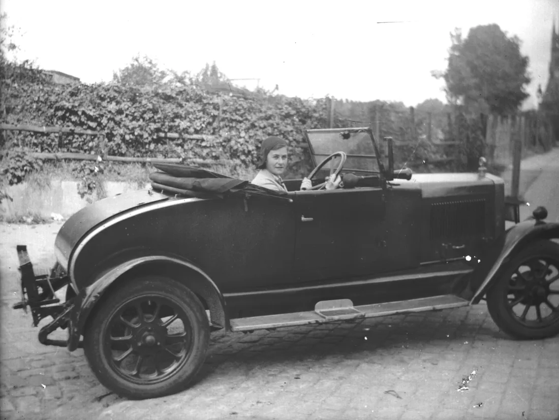 Zeichnerin Nora Witt, s/w Fotografie