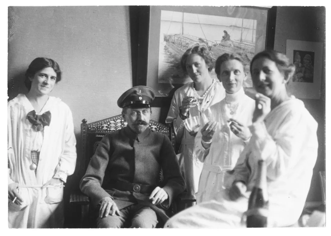 Gruppenbild der Zeicherinnen mit Arthur Byhan, Kustos der Europa-Sammlung des Museums, s/w Fotografie