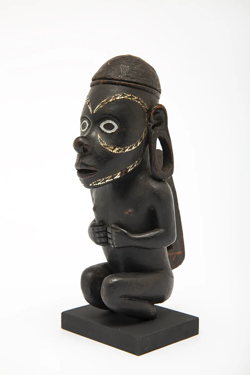 Figur, hockende Person, Holz, Salomonen, 19. Jh