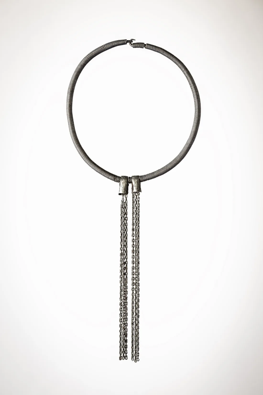 silberner Halsring mit herunterhängender Kette