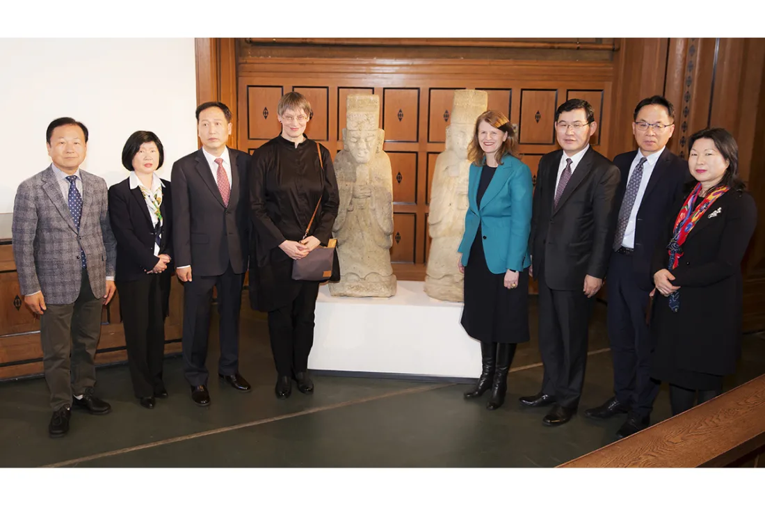 Gruppenbild Rückgabe der Grabwächterfiguren