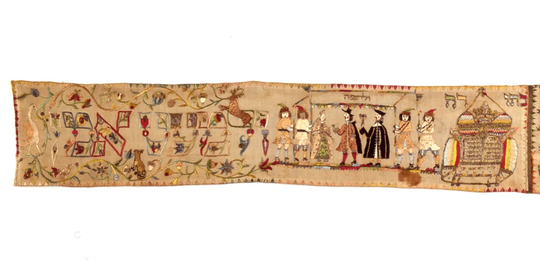 bunt bestickter Torah-Wimpel