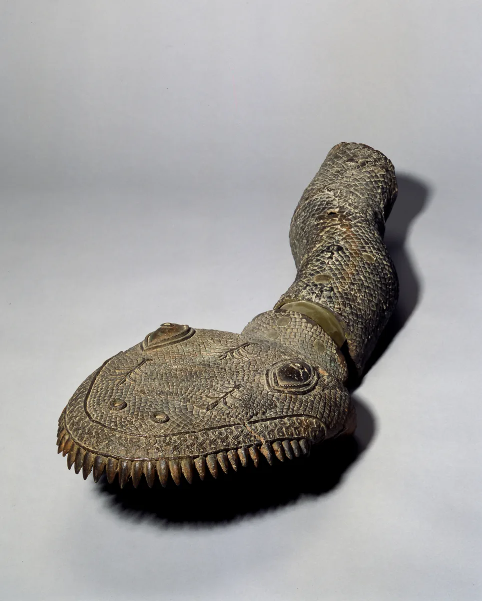 Schlangenkopfskulptur mit Fragment eines Schlangenkörpers