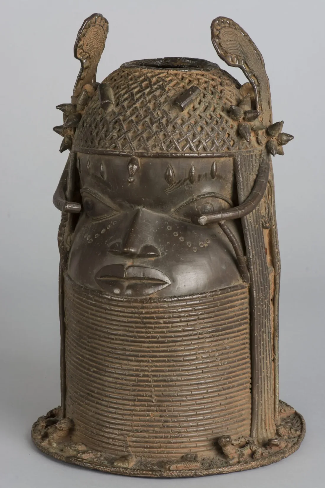 Commemorative head of a king