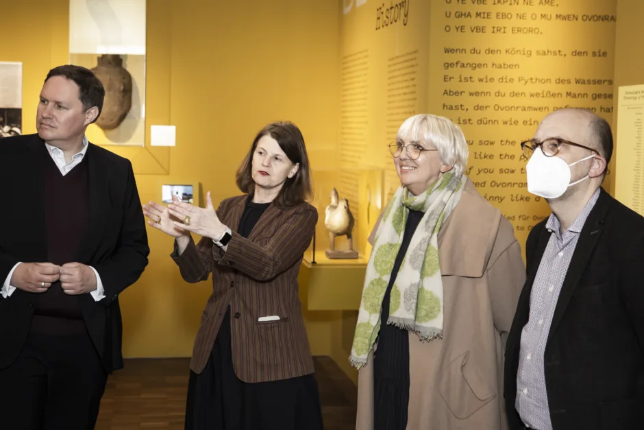 Kulturstaatsministerin Claudia Roth, Kultursenator Carsten Brosda und Direktorin Barbara Plankensteiner im MARKK