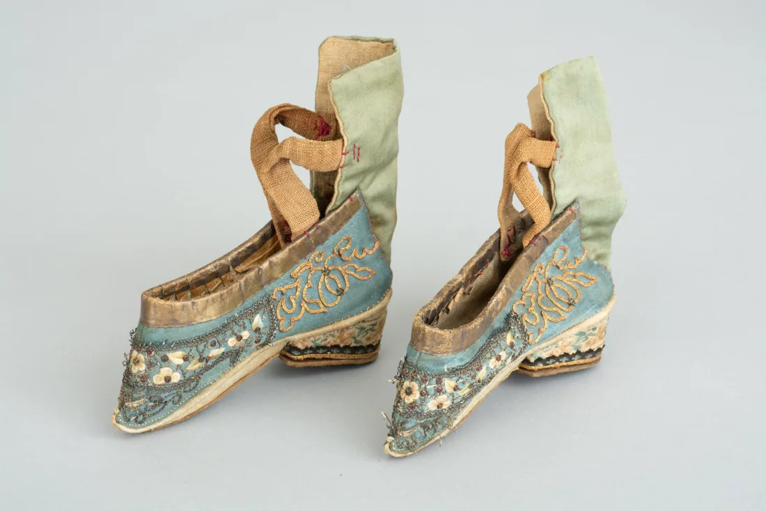 Schuhe für gebundene Füße