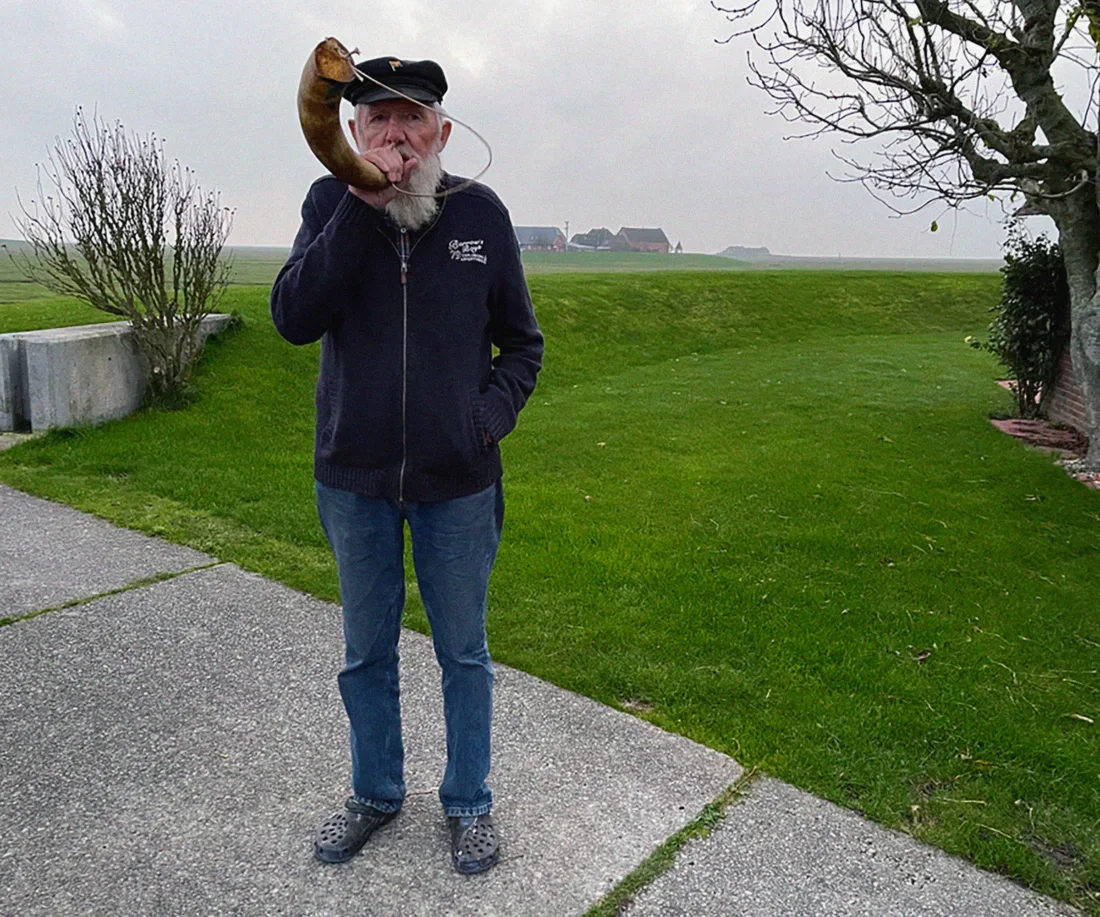 Hallig Langeneß – Nebelhörner: Frerk Johansen spielt die Brüllhöan auf Honkenswarf