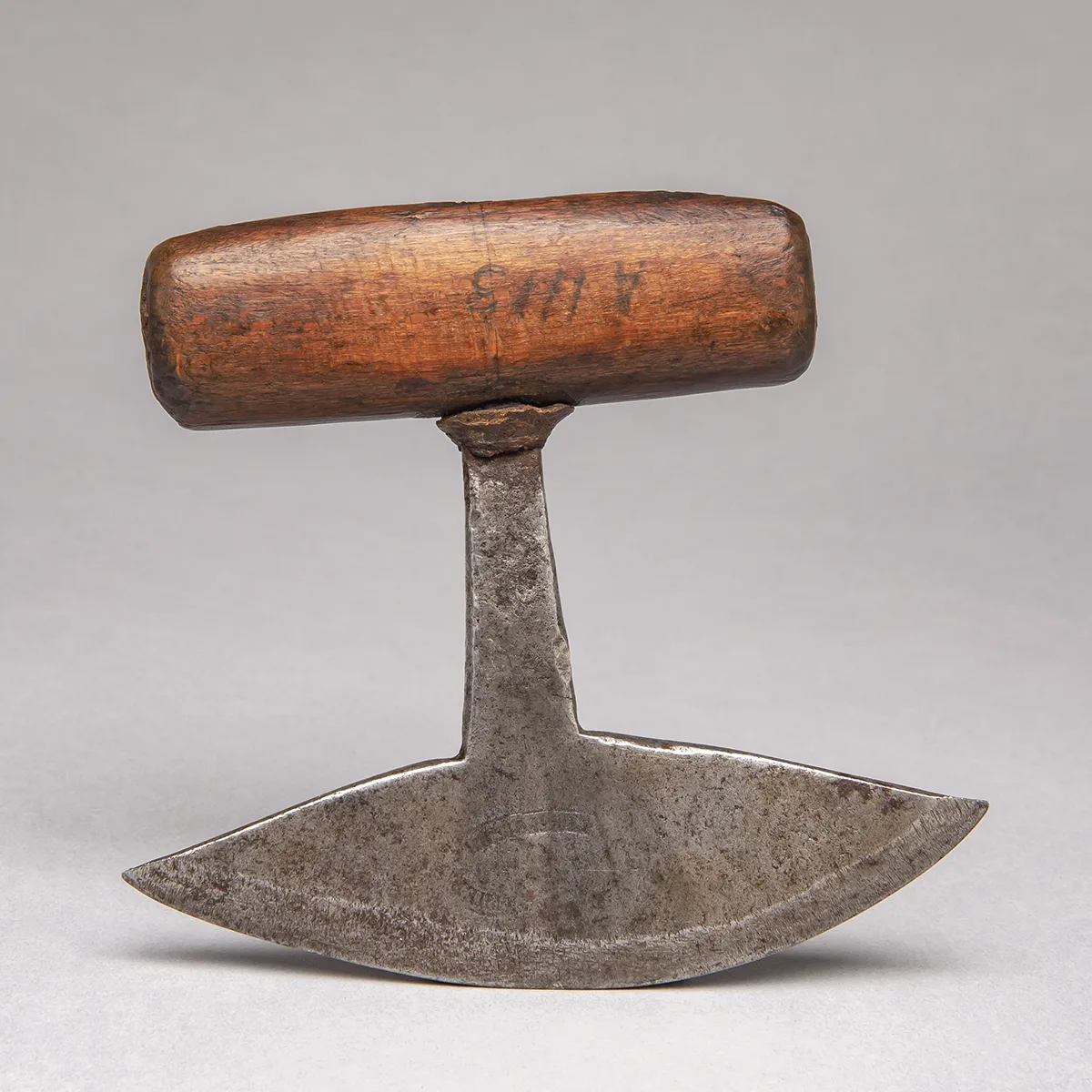 Women’s knife
Inuit (Kalaallit)
Kalaallit Nunaat (Greenland)
before 1881
Arctic Ocean
Wood, iron