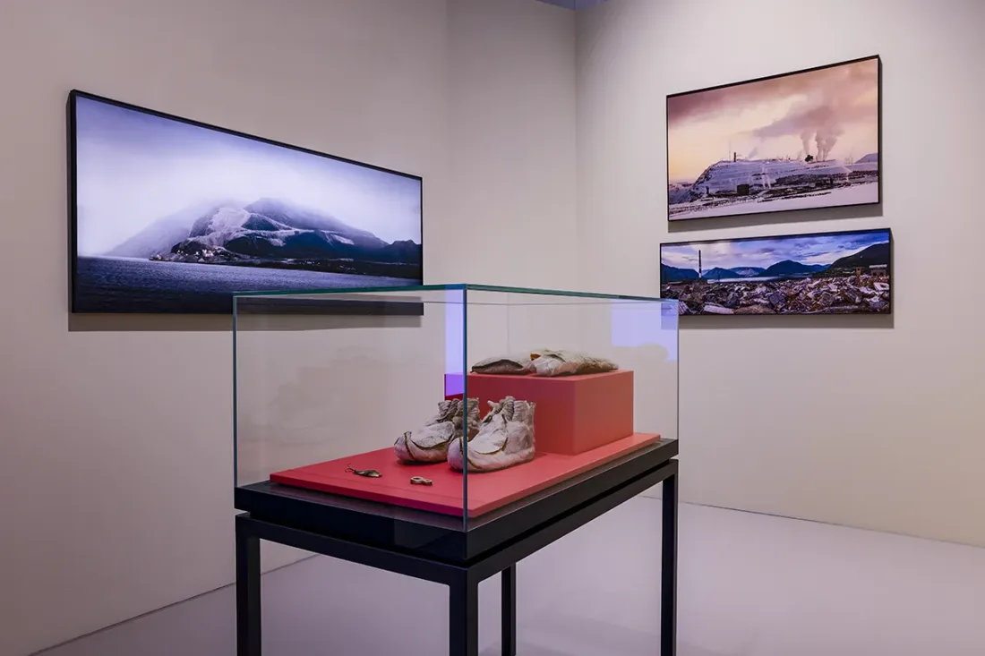 Blick in die Ausstellung Das Land spricht. Sámi Horizonte