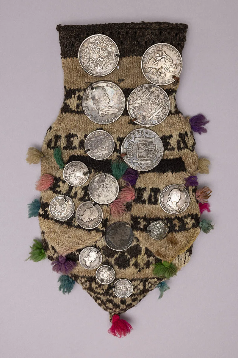 Gestrickter Geldbeutel mit Silbermünzen aus Peru