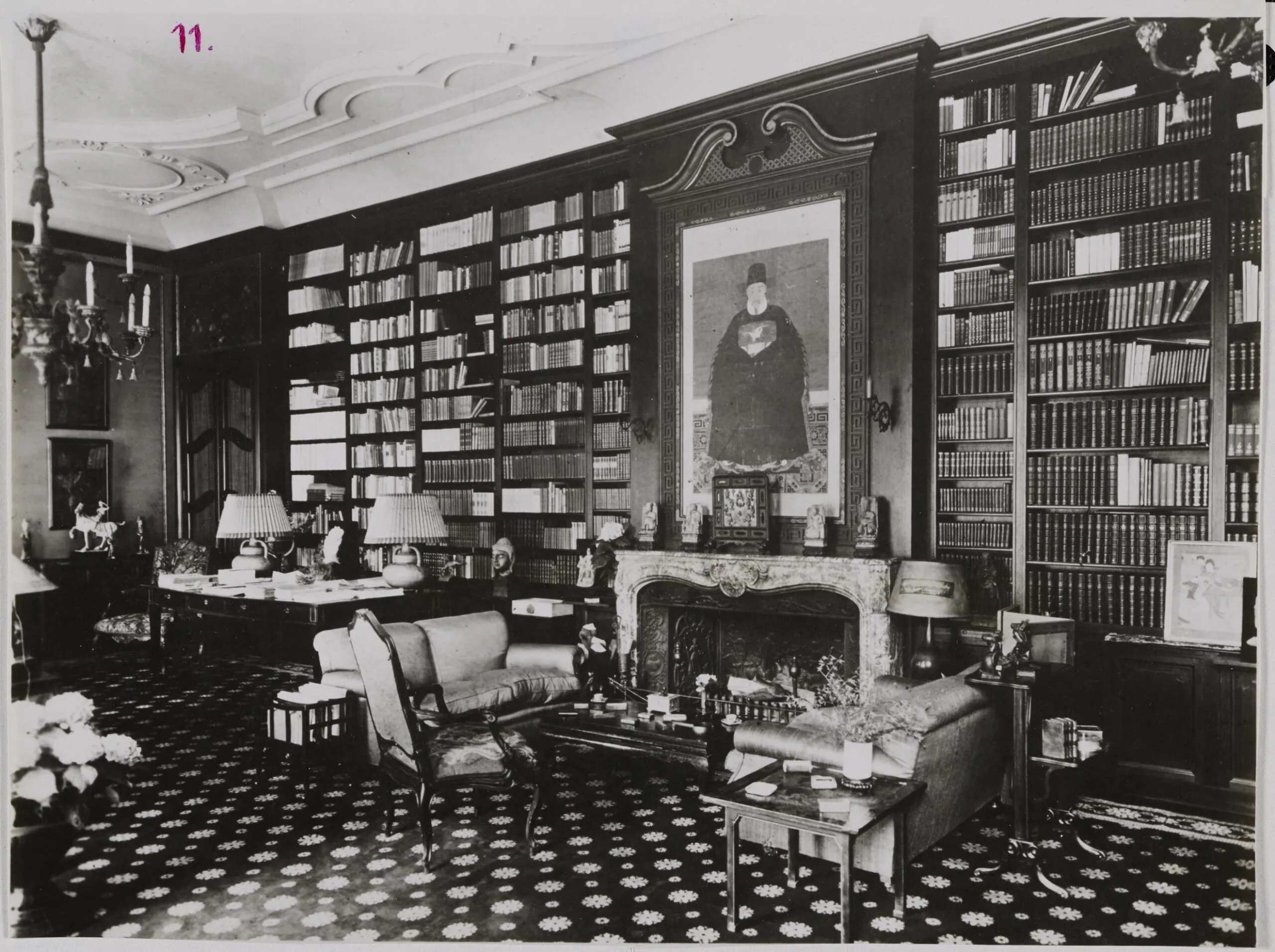 Blick in die Bibliothek der Dahlemer Villa von Johanna und Hermann Ploschitzki. Der Buddha-Kopf steht im Bild links vom Kamin. Fotograf unbekannt, Berlin, um 1930