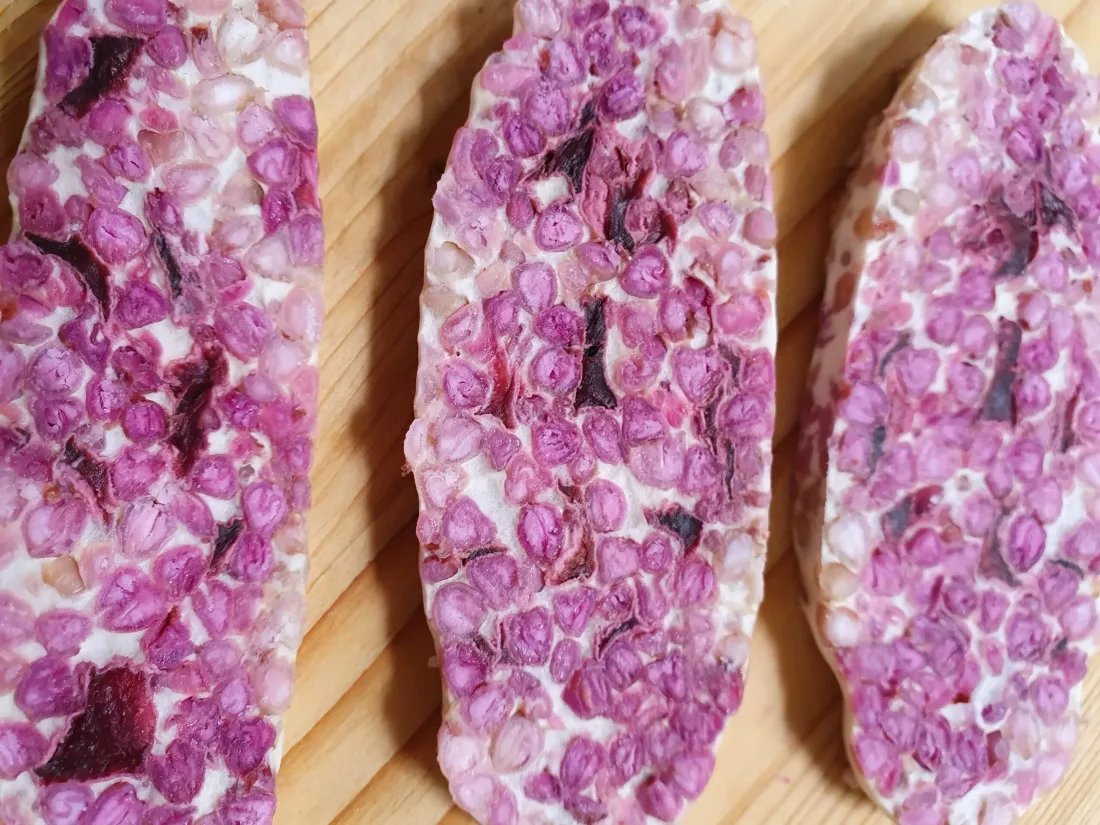 Mit Food-Artist Fenda reisen wir zu lokalen und nachhaltigen Tempeh-Galaxien, denn „Fermentierung hat keine Grenzen / Keine Klasse und keinen sozialen Status“