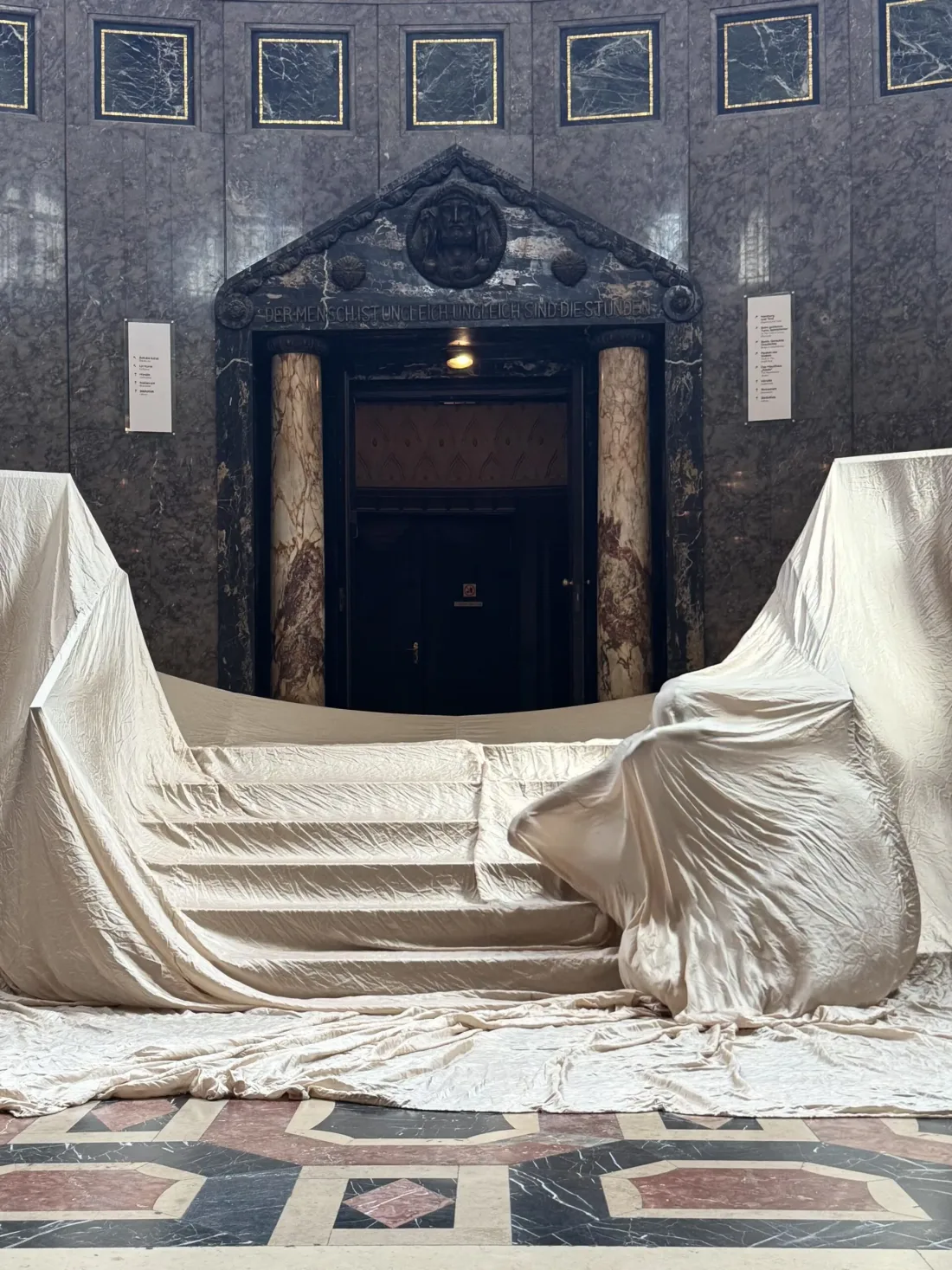 Performance im Rahmen der Präsentation The Silenced Market mit Anand Dhanakoti