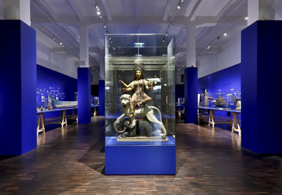 Blick in die Ausstellung Erste Dinge